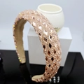 Detail eines champagnergoldenen Strass-Haarreifens mit Kristallen und Polsterung - Champagner