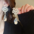 Boucles d'oreilles goutte d'eau avec cristaux clairs et monture dorée sur modèle - 54# Style de Cristal Transparent Magnifique Or (HE3995)