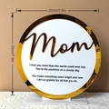 Dettaglio decorazione acrilica per la Festa della Mamma con scritta Mom dorata e base - BTU409-Oro Rotondo