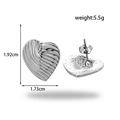 Orecchini a cuore in acciaio argentato con trama a coste verticali in stile minimalista - Cuore a Righe Argento