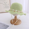Dettaglio del cappello di paglia per bambini con conchiglie e perline colorate - Circonferenza cappello 50-52cm (Consigliato 1-3,5 anni) / Verde Erba