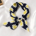 Petit foulard en lin et soie bleu marine à motif tournesol noué avec élégance - 55x55cm / Cobée Noire