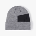 Gorro de punto gris con parche negro rectangular y diseño de canalé para invierno - Gris claro