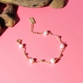 Refinado brazalete de perlas y cuentas doradas en fondo rosa con cierre de mosquetón - Pulsera de perlas grandes y pequeñas