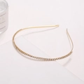 Minimalistische gouden haarband met fonkelende steentjes op witte displayhouder - Goud