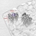 Nahaufnahme von silbernen Schleifenanhängern mit lila Herzstein und 19mm Maßen - Bogen Mit Violettem Zirkonia