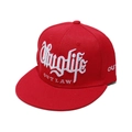 Detailansicht der roten Snapback-Cap mit weißer 3D-Stickerei Thuglife und OUTLAW - Rot