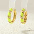 Dettaglio di orecchini a cerchio dorati con smalto verde neon e zirconi incastonati - Stile Smalto Verde Neon (ER0688-C)