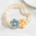 Fascia per neonati in pizzo beige con fiori in velluto blu e giallo e perle - Fiori a Due Petali Blu Giallo
