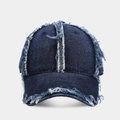 Gros plan d'une casquette de baseball en denim vieilli avec bords effilochés rétro - Réglable / Bleu foncé