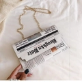 Bolso sobre vintage con estampado de periódico y correa de cadena dorada - Blanco