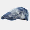 Detail van blauwe denim pet met vintage tie-dye patroon en bronzen metalen verstelgesp - Verstelbaar / Middelblauw