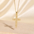 Dettaglio della collana a croce placcata in oro con zirconi su sfondo di seta beige - Stile C-Croce Classica