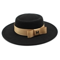 Dettaglio cappello in lana nero con nastro di raso, fiocco e lettera M metallica - M (56-58cm) / Nero