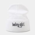 Détail de la broderie baby girl sur le bonnet en tricot blanc à texture fine - Taille unique / Blanc