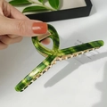 Smaragdgrüne Haarklammer aus Acetat mit goldener Metallfeder für elegante Frisuren - Schimmerndes Grün