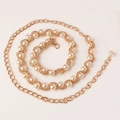 Elegante cinturón de cadena de metal dorado con perlas blancas para vestidos de mujer en blanco - Dorado