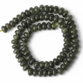 Detalle de cuentas de piedra natural verde oscuro planas para joyería y collares - Jade Teñido Verde Oscuro Ábaco
