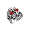 Makroaufnahme des Punk-Totenkopfrings mit roten Edelsteinaugen und antikem Silberfinish - Rotäugiger Horror-Totenkopf