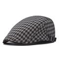 Détail du béret à carreaux avec motif classique et boucle de réglage latérale en métal argenté - Réglable / Casquette Ivy à Carreaux-Café