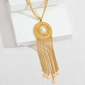 Collier bohème doré avec pendentif perle et fleurs en métal sur support blanc - Doré