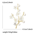 Dettaglio della spilla gelsomino d'inverno con dimensioni 6,2cm x 4,1cm e peso di 18,6g - Oro