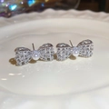 Orecchini a perno a fiocco eleganti con zirconi e perle su vassoio in ceramica - Argento (Perno in argento)