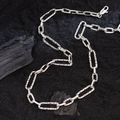 Collana a catena a graffetta argento minimalista con maglie strutturate su sabbia - Argento