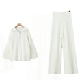 Détail de la maille côtelée blanche de l'ensemble avec pull zippé et pantalon large - Taille unique / Blanc