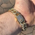 Lussuoso bracciale a catena cubana dorata con strass scintillanti indossato al polso - Oro