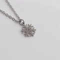 Collier avec pendentif flocon de neige en acier inoxydable pour Noël sur fond blanc - Pendentif en Forme de Flocon de Neige / Argenté