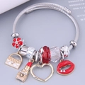 Pulsera de alambre de acero plateado con colgantes de lápiz labial, bolso y corazón - Estilo 4-Conjunto de Lápiz Labial Labios Rojos Bolso Blanco