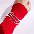 Minimalistische zilveren golvende armbandset op rode gebreide mouw voor dames - Zilver