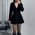 Robe longue en maille noire élégante à col en V et boutonnage simple avec coupe en A - S / Noir