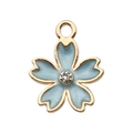 Colgante de flor de cerezo azul claro con bordes dorados y un cristal claro central - 14x16mm / Flor de Cerezo con Pedrería