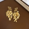 Boucles d'oreilles pendantes dorées avec feuilles en métal et détails en zircone - Gland Dynamique à Feuilles Empilées (46# Tige en Argent 925-Or)