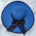 Cappello da sole blu a tesa larga per donna con un grande fiocco in nastro nero - Taglia Unica (55-58cm) / Blu reale con bordo nero