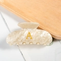 Pince à cheveux en acrylique crème nacré avec un détail de lettre A dorée - Pince à Cheveux Crème Marbré Lettre A