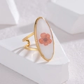 Details des vergoldeten Rings mit einer echten roten Trockenblume in klarem Harz - Oval Rote Getrocknete Blume (Stil A)