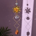 Détail de l'attrape-soleil avec fleur dorée, boule de cristal et pierre d'amétrine - Jaspe Rouge