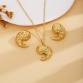 Dettaglio di set collana e orecchini dorati con finitura metallica irregolare chic - Stile Texture Vintage Oro