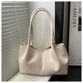 Détail du sac cabas crème en similicuir texturé avec surpiqûres verticales élégantes - Blanc