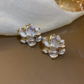 Elegante weiße Kamelien-Ohrstecker mit Goldrand und zentralen Perlenakzenten - Weiße Perle Inkrustierte Blume
