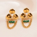 Pendientes de flores doradas con perlas y malaquita sobre fondo de seda color beige - Dorado
