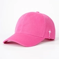Dettaglio del cappellino da baseball rosa in cotone con ricamo a croce bianca sul lato - Taglia unica / Rosa Rossa