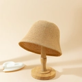 Chapeau bob en maille ajourée pour femme en kaki clair exposé sur un support en bois - M (56-58cm) / Kaki