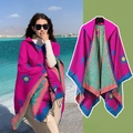 Poncho à capuche ethnique en tricot magenta et sarcelle avec fleurs et franges - Couleur 50