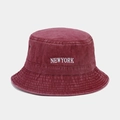 Détail de la broderie NEWYORK blanche et des œillets sur le chapeau bob en coton bordeaux - M (56-58cm) / Bordeaux
