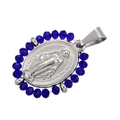 Dettaglio macro della medaglia religiosa argento con perline blu e rilievo - Cristallo Blu Profondo Platino