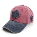 Dettaglio cappello baseball vintage lavato con patch foglia di acero Canada e ricamo - Bordeaux con Tesa Blu Navy